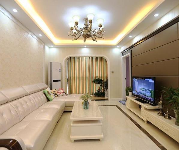 客厅的吊顶里面的灯带用暖色掉 又增添了一些温暖的感觉