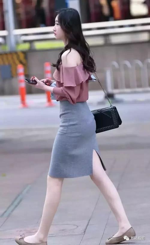 肤白貌美小姐姐的侧颜美丽动人,清纯又性感