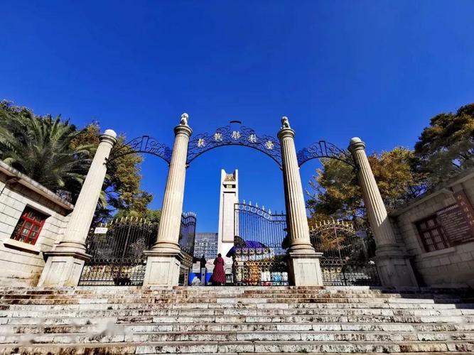  p>胜利堂位于云南省昆明市五华区云瑞西路49号,建在原云贵总督府的