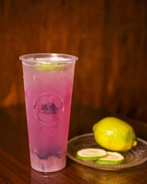 黑提与柠檬的 碰撞, 酸甜的果香味,让你对这杯 葡萄紫的黑提爆柠大大