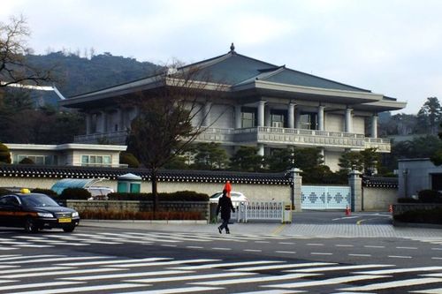 因为这里距离韩国总统府非常近警察的警惕性还是很高的便上前盘问不料