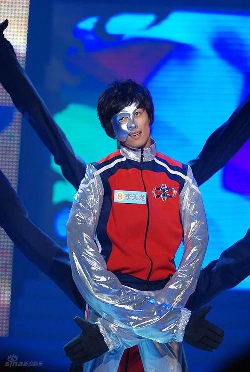 图文:真男8进6淘汰赛--李天龙表演机械人