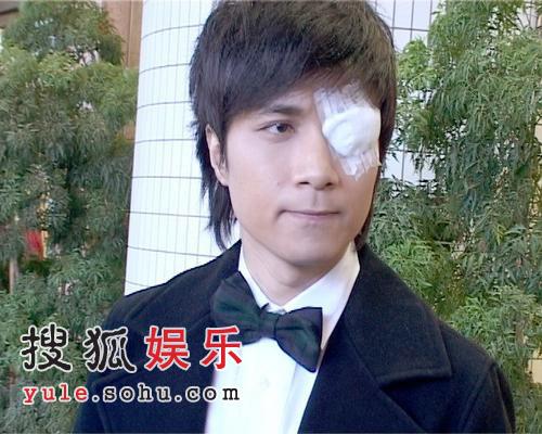 古巨基不慎被纸割伤左眼变身独眼龙图