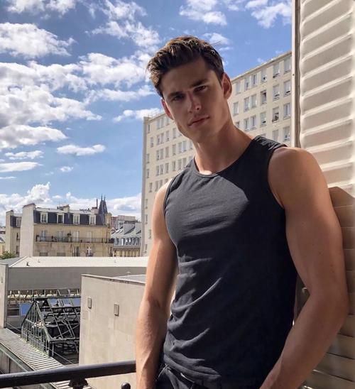 法国男模健身之后,腹部人鱼线抢镜,昔日小鲜肉变身魅力肌肉男