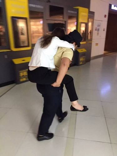 乘客在车厢中晕倒地铁女员工秒变女汉子施救