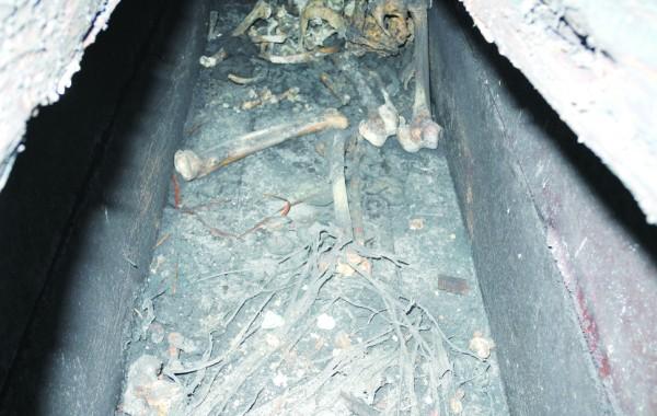 棺材里的尸骨杂乱.