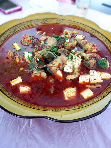 川菜豆腐鱼是一道简单的家常菜,主料是鲫鱼500克 ,熟菜油125 克,豆腐