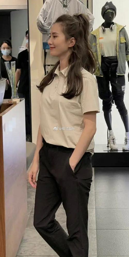 路人镜头下刘诗诗扎着半高马尾发型,怼脸拍拍生图依旧很美,特别是侧颜