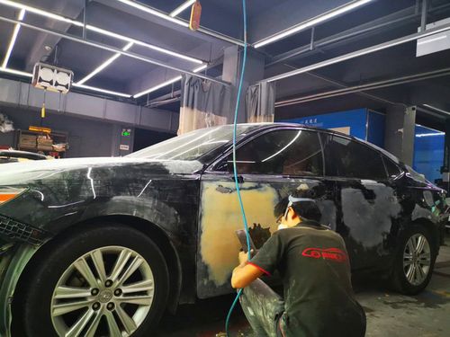 贴了膜的雷克萨斯,漆面进行全车翻新前,撕膜以及喷漆前的施工流程是