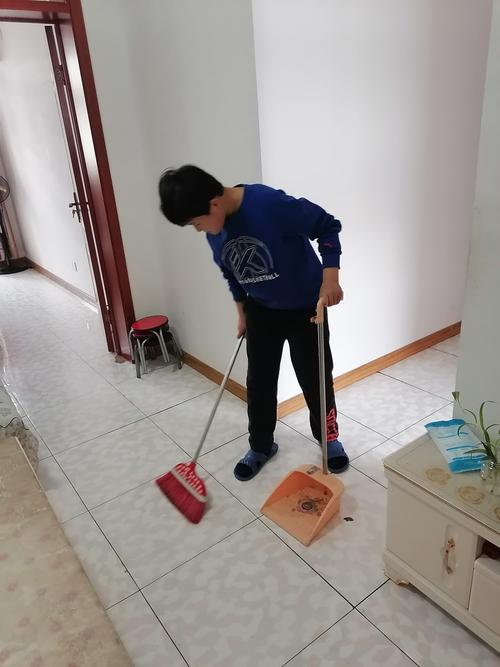 再家做家务,扫地,拖地