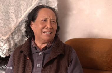 她在玉梅面前数落张焱没本事,但内心里却很关心张焱.