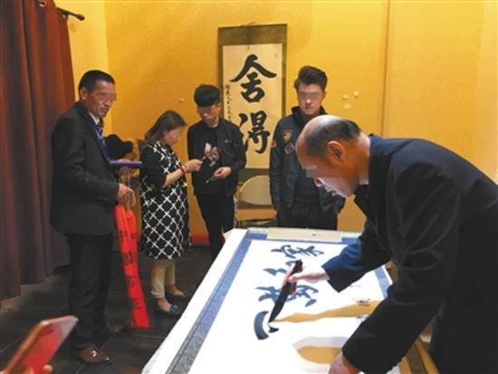 骗局揭秘:参加一日游被骗近万 游客称疑被"催眠"