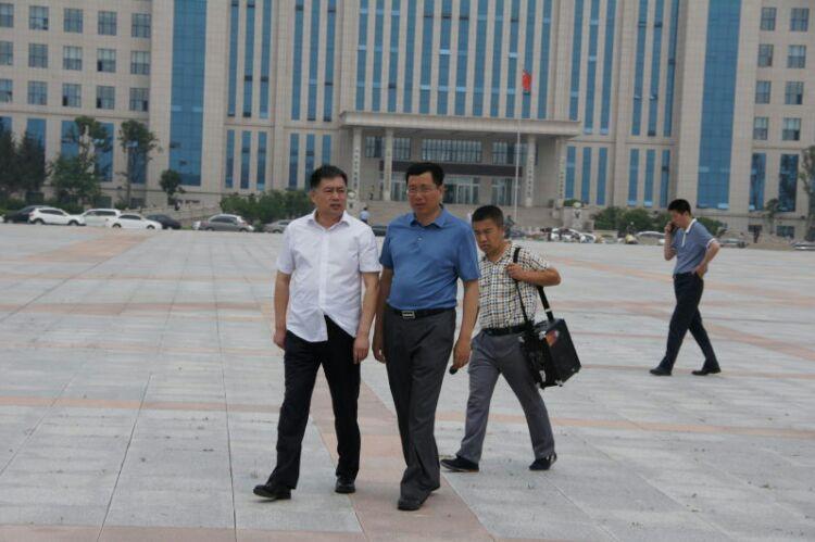 市教育体育局局长赵长江同志陪同视察西区校园建设.