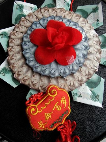 山西女童庆生 家长编人民币"元宝"