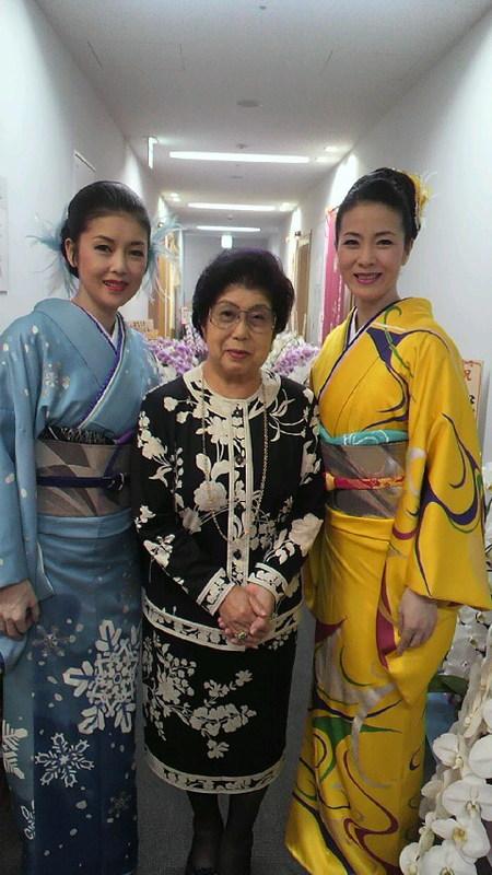 (彩子阿姨和冬美公演,与二叶百合子老师在后台的合影   photo from