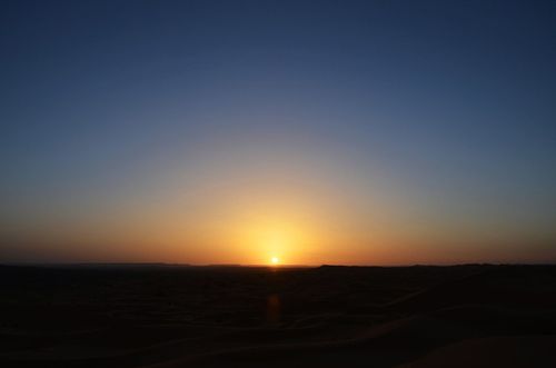 太阳升起,由暗渐明 日出 万丈光芒 太阳渐渐升起 天亮了,留下一个