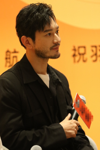 黄晓明留胡须现身读者见面会与粉丝互动笑容灿烂