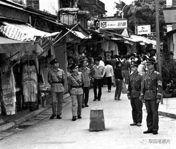 1985年,深圳,中英街上的香港警察和中国警察.何煌友/摄.