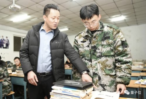 1995年,19岁的张俊成,只身一人从山西老家来到北京,成为北大保安队的