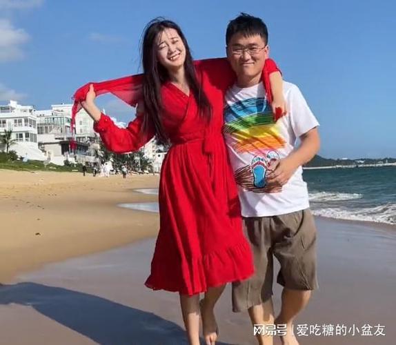 她的女徒弟叫:"小羽毛",今年也才22岁,身高要比姜涛还高,颜值还不错