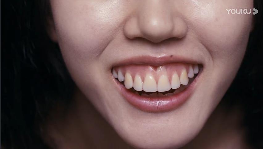 戴着祖母假牙的女主