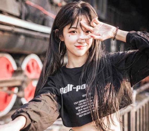 艾比为啥一直抿嘴笑?看到他罕见"露齿照",甜美笑容迷倒万千众生!