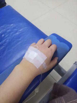 求图医院输液的图女孩的手