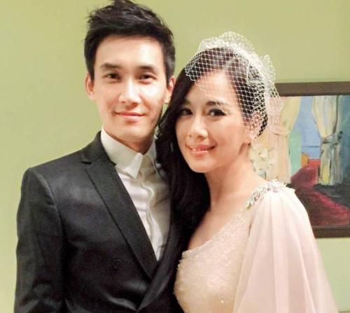 不过现实生活,陈松伶就遇到对她呵护备至的好老公张铎,可惜幸福婚姻也