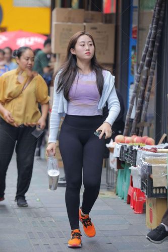 臀大腿粗穿紧身裤,凹凸有致很诱人,微胖女孩其实挺美的哦