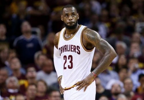 詹姆斯2年4697万美元续约骑士 第二年为球员选项