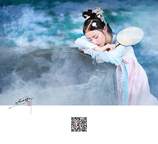 云髻罢梳还对镜,罗衣欲换更添香. 遥窥正殿帘开处,袍绔宫人扫御床