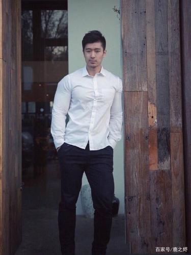 白色衬衫正装帅哥,爱自拍熟男很有魅力