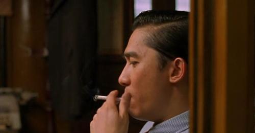 脑海中出现的是在《花样年华》里西装革履,发梢齐整,默默抽烟的周慕云