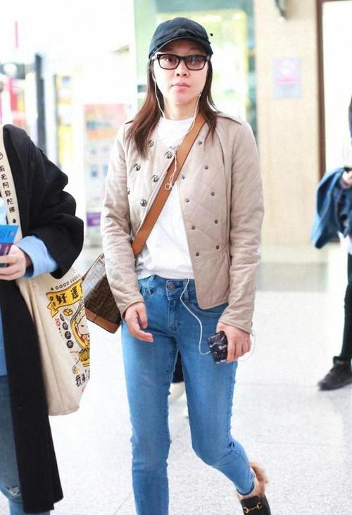 路人镜头下的闫妮,穿牛仔裤搭配棒球帽,素颜亮相暴露