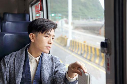 韦礼安坐公交车拍mv忆儿时坐车趣事