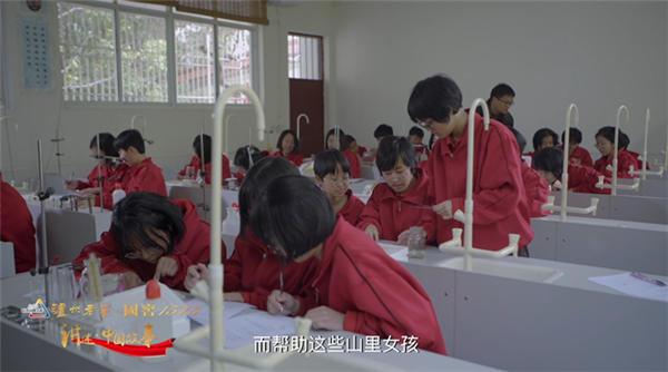 图为华坪女高学生在做实验