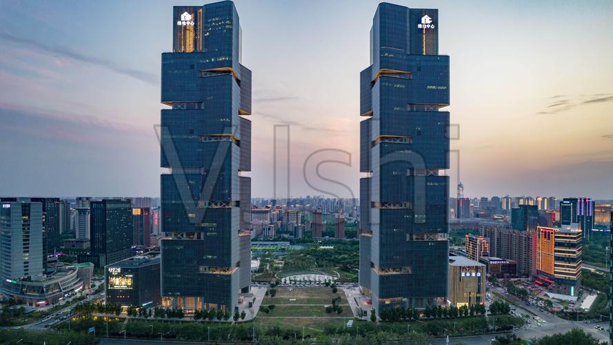 航拍穿越郑州绿地双子楼延时