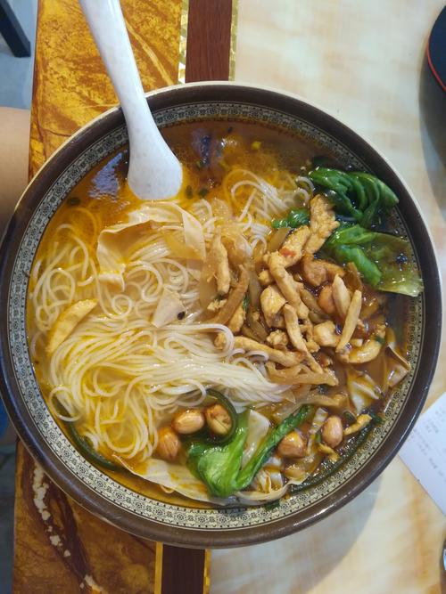 酸菜鸡丝米线
