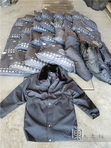 警方查获警用棉衣. 图片由警方提供