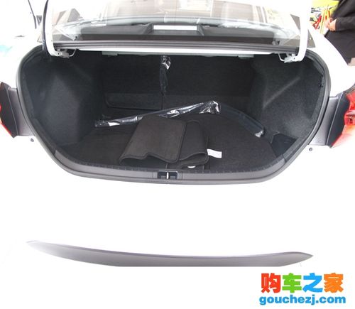 2017款雷凌改款185t领先版后备箱空间很大,后排座椅还可以放倒,空间