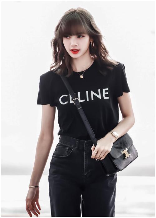 唯美无印女星丨lisa穿礼服走在人群中像极了公主出巡