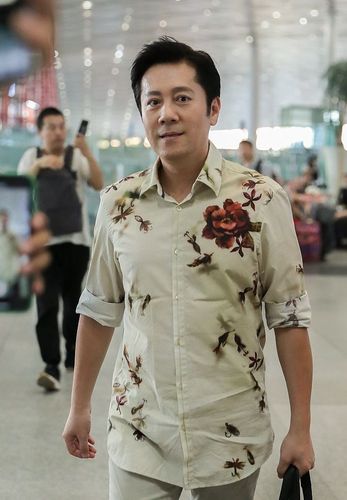 51岁蔡国庆宝刀未老,一身休闲装帅气逼人,风采不减当年