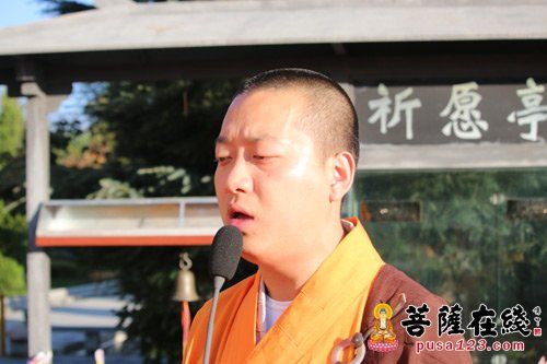 开堂大师父果明法师唱诵经文