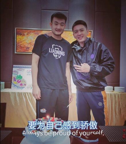 杨鸣浓眉大眼的长相,外加阳光笑容,直接斩获了一众 女友粉,无论他打球