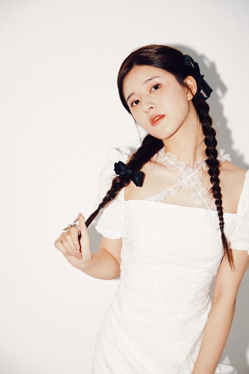 赵露思双麻花辫造型曝光 身穿小白裙搭配蝴蝶结发饰似