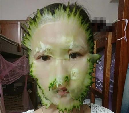 美女在家切黄瓜敷面膜的技术真是太好了,这样节约了好多钱哦