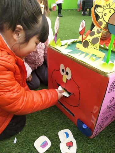 启迪幼儿园朵朵二班自制户外玩教具活动
