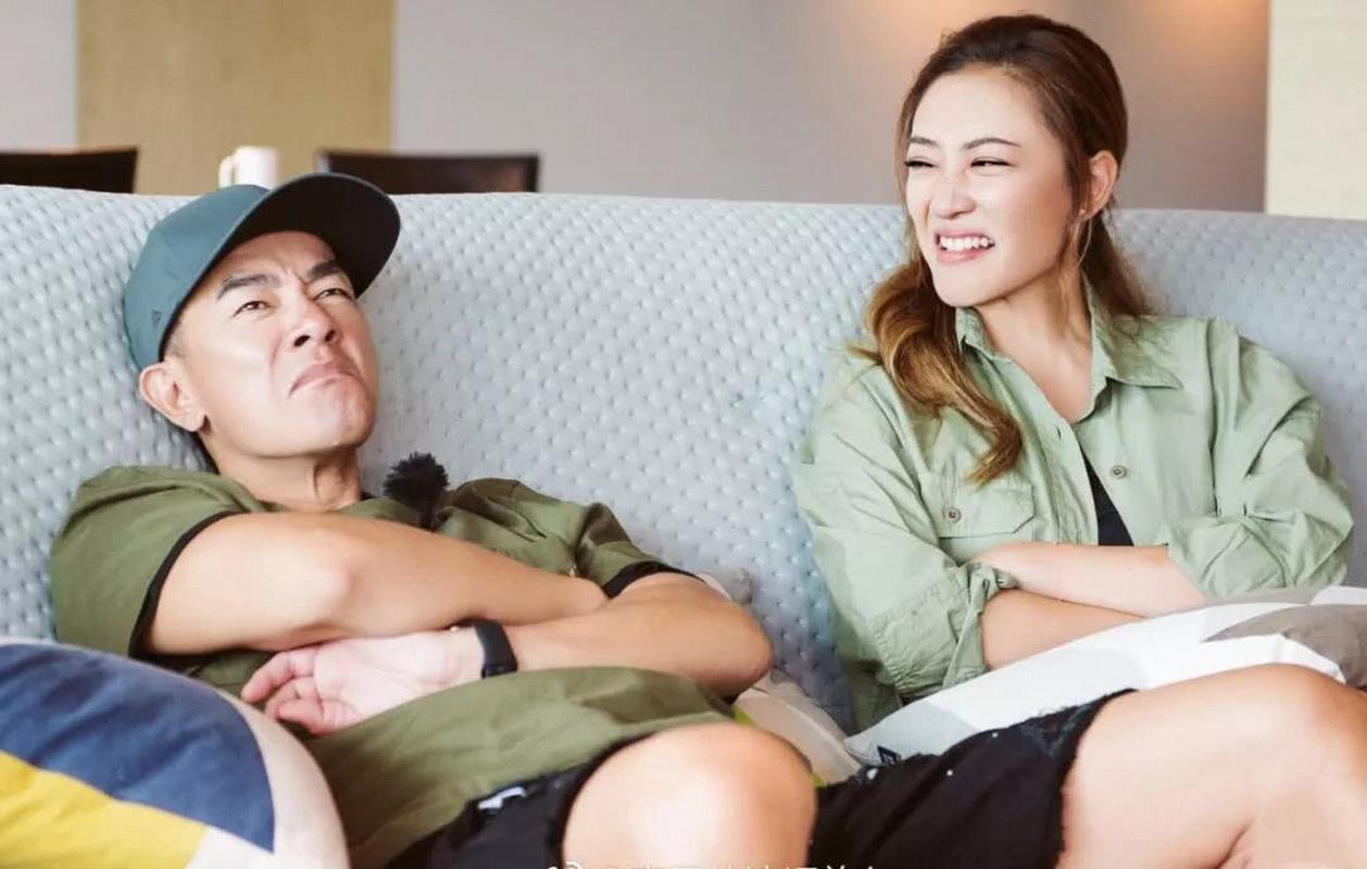 陈小春在岛上拍戏,很多女演员穿着比基尼,他看都不看,只和旁边的狗玩.