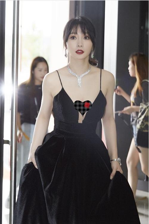 柳岩身材真挺好穿漏斗型纯黑礼服好迷人看着真有女人味