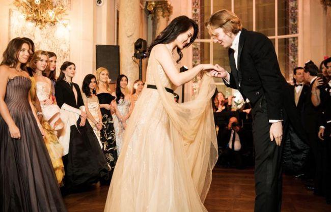 姚安娜在舞会上与比利时王子共舞.